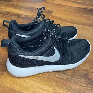 Nike size 8 Black runners